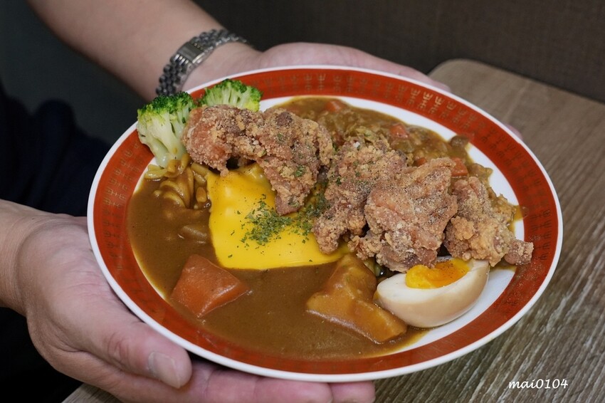 板橋美食｜小吉咖哩板橋文化店～免費加飯加麵加醬吃到飽，打卡按讚還免費加起司，還嚐的到雙醬咖哩，炸物、