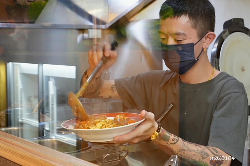 板橋美食｜小吉咖哩板橋文化店～免費加飯加麵加醬吃到飽，打卡按讚還免費加起司，還嚐的到雙醬咖哩，炸物、