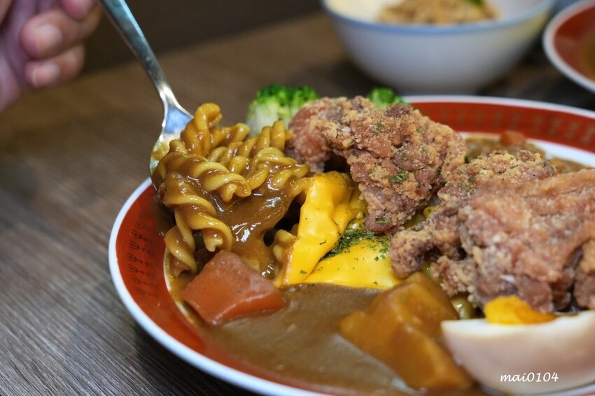 板橋美食｜小吉咖哩板橋文化店～免費加飯加麵加醬吃到飽，打卡按讚還免費加起司，還嚐的到雙醬咖哩，炸物、