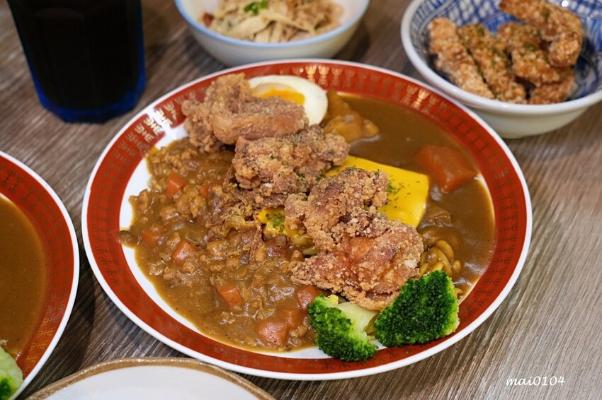 板橋美食｜小吉咖哩板橋文化店～免費加飯加麵加醬吃到飽，打卡按讚還免費加起司，還嚐的到雙醬咖哩，炸物、