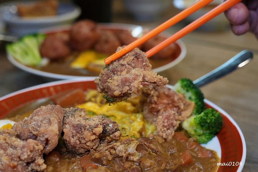 板橋美食｜小吉咖哩板橋文化店～免費加飯加麵加醬吃到飽，打卡按讚還免費加起司，還嚐的到雙醬咖哩，炸物、