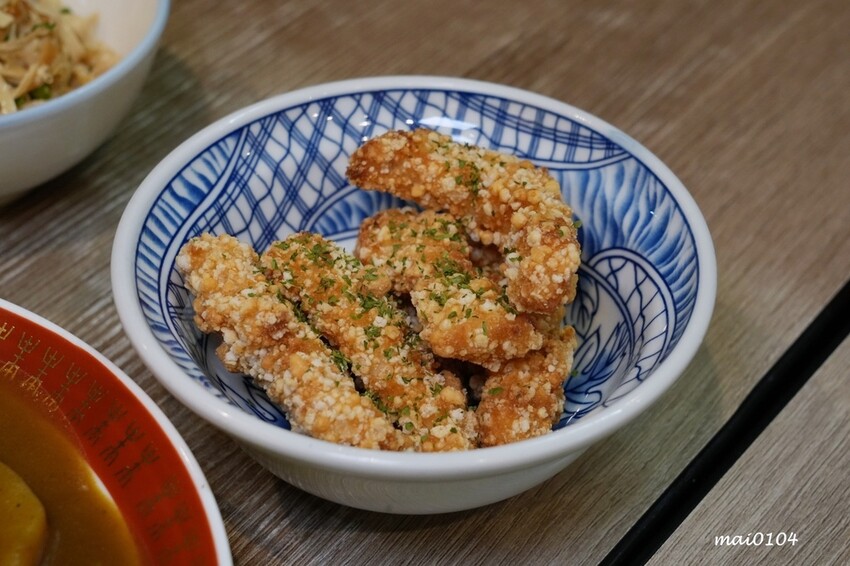 板橋美食｜小吉咖哩板橋文化店～免費加飯加麵加醬吃到飽，打卡按讚還免費加起司，還嚐的到雙醬咖哩，炸物、