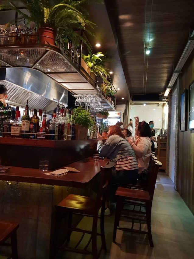 【花蓮.市區】寵物友善谷慕滋餐酒館。藝人張震嶽開的店。深夜美食燒烤+調酒營業至凌晨兩點