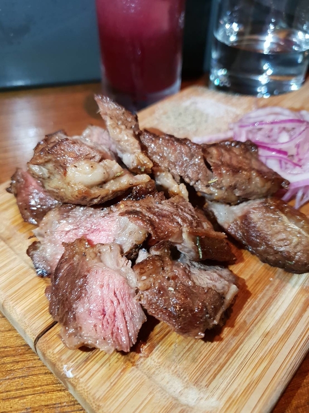 【花蓮.市區】寵物友善谷慕滋餐酒館。藝人張震嶽開的店。深夜美食燒烤+調酒營業至凌晨兩點