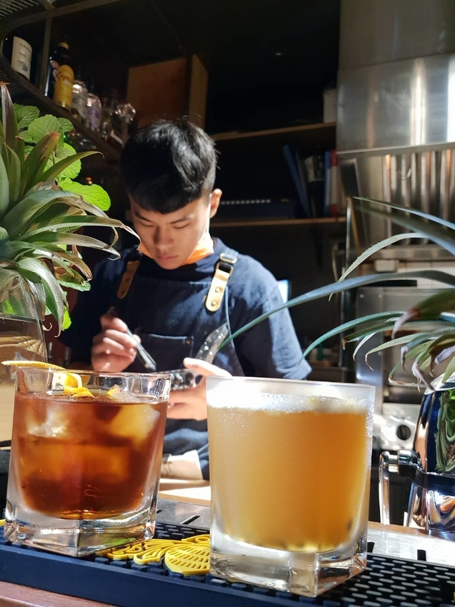 【花蓮.市區】寵物友善谷慕滋餐酒館。藝人張震嶽開的店。深夜美食燒烤+調酒營業至凌晨兩點