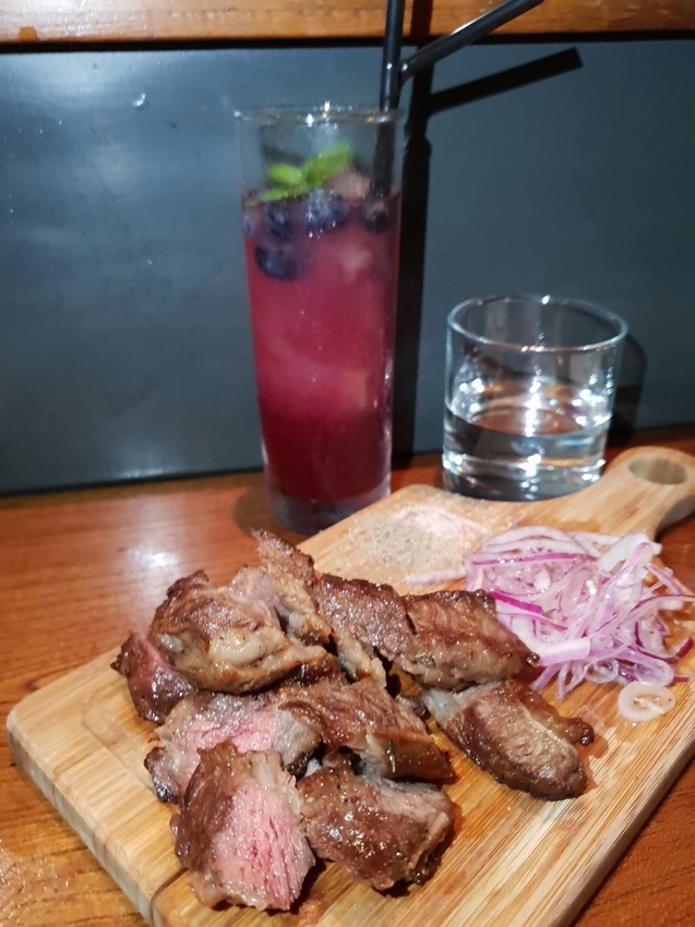 【花蓮.市區】寵物友善谷慕滋餐酒館。藝人張震嶽開的店。深夜美食燒烤+調酒營業至凌晨兩點