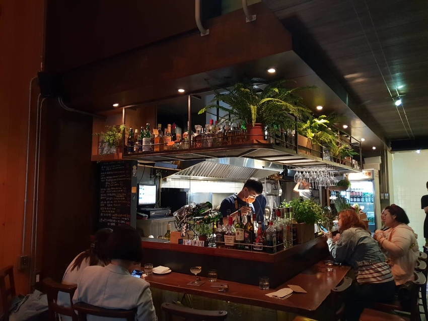 【花蓮.市區】寵物友善谷慕滋餐酒館。藝人張震嶽開的店。深夜美食燒烤+調酒營業至凌晨兩點