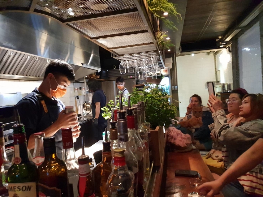 【花蓮.市區】寵物友善谷慕滋餐酒館。藝人張震嶽開的店。深夜美食燒烤+調酒營業至凌晨兩點