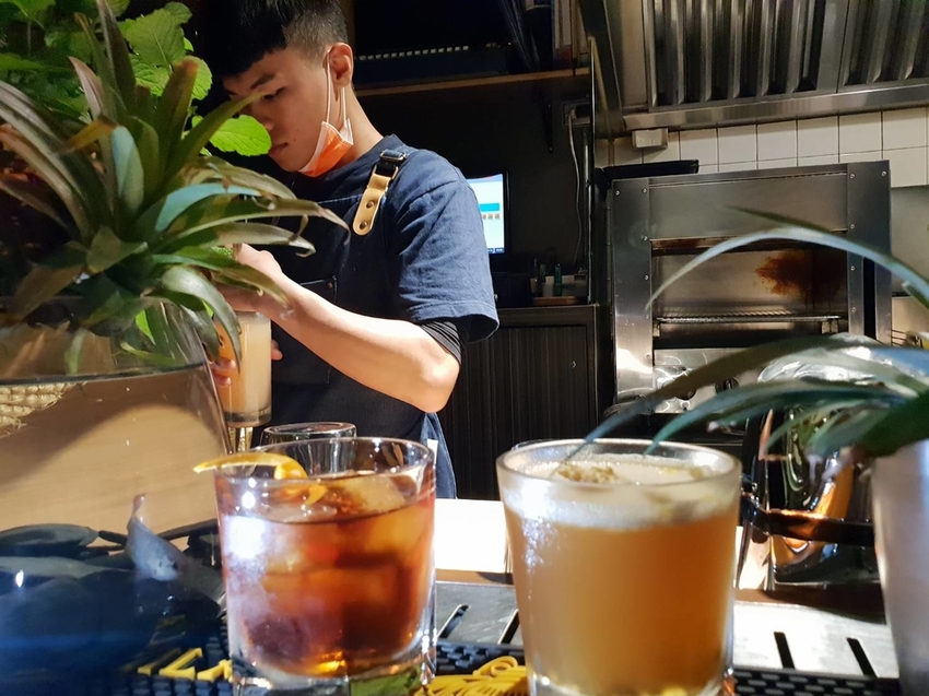 【花蓮.市區】寵物友善谷慕滋餐酒館。藝人張震嶽開的店。深夜美食燒烤+調酒營業至凌晨兩點