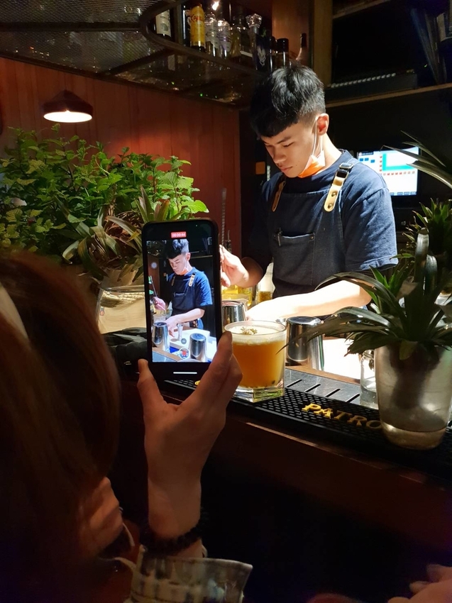 【花蓮.市區】寵物友善谷慕滋餐酒館。藝人張震嶽開的店。深夜美食燒烤+調酒營業至凌晨兩點