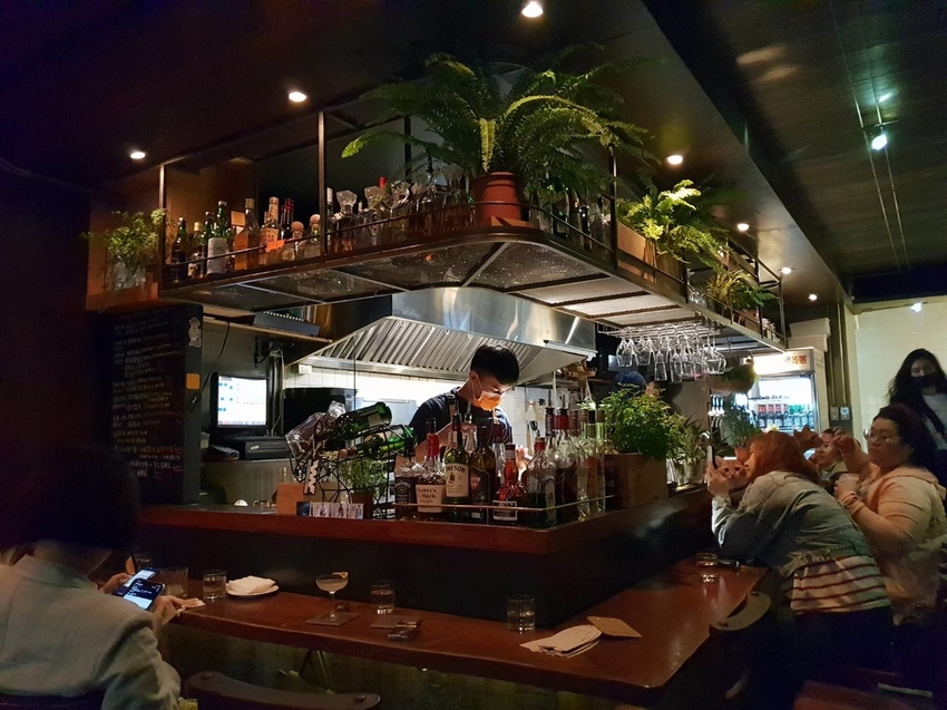 【花蓮.市區】寵物友善谷慕滋餐酒館。藝人張震嶽開的店。深夜美食燒烤+調酒營業至凌晨兩點