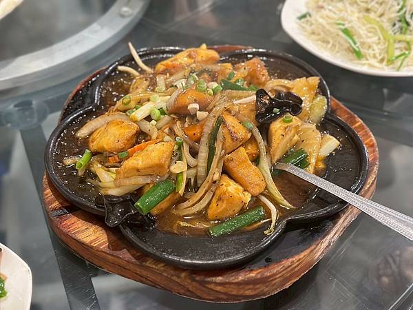 嘉義中埔蔡大頭甕烤雞！阿里山下人氣合菜，皮薄肉嫩汁多必訪～