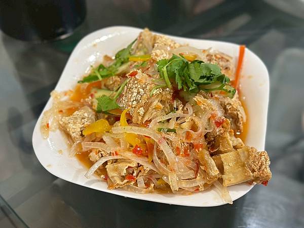 嘉義中埔蔡大頭甕烤雞！阿里山下人氣合菜，皮薄肉嫩汁多必訪～