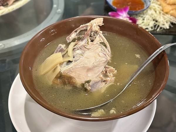 嘉義中埔蔡大頭甕烤雞！阿里山下人氣合菜，皮薄肉嫩汁多必訪～