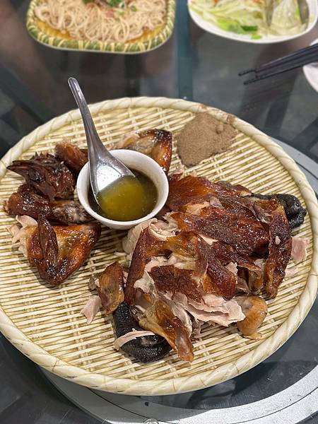 嘉義中埔蔡大頭甕烤雞！阿里山下人氣合菜，皮薄肉嫩汁多必訪～