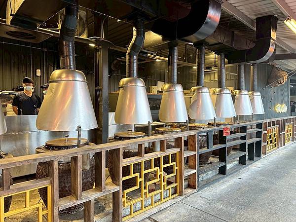 嘉義中埔蔡大頭甕烤雞！阿里山下人氣合菜，皮薄肉嫩汁多必訪～