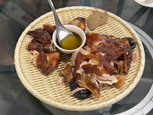 嘉義中埔蔡大頭甕烤雞！阿里山下人氣合菜，皮薄肉嫩汁多必訪～