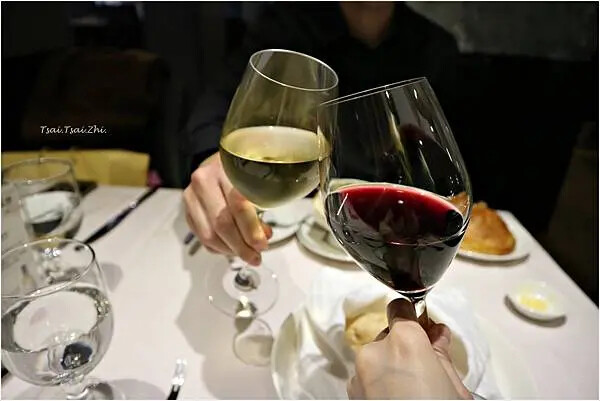 [台北大安]雅室牛排 仁愛圓環店|招牌海陸：蒸烤加拿大活龍蝦