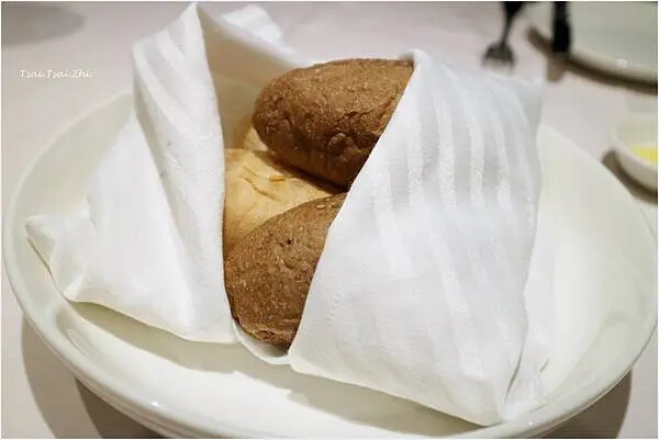 [台北大安]雅室牛排 仁愛圓環店|招牌海陸：蒸烤加拿大活龍蝦