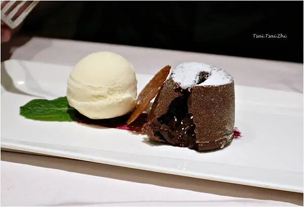 [台北大安]雅室牛排 仁愛圓環店|招牌海陸：蒸烤加拿大活龍蝦