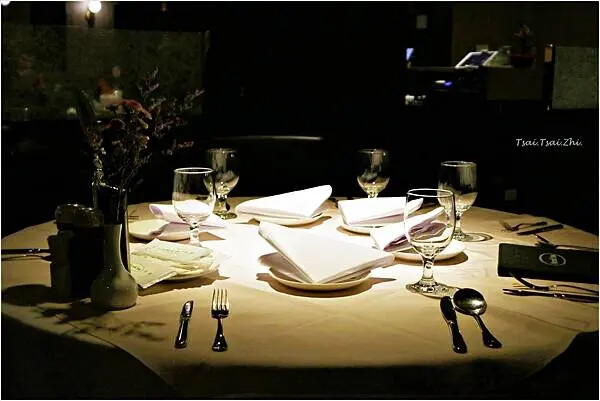 [台北大安]雅室牛排 仁愛圓環店|招牌海陸：蒸烤加拿大活龍蝦