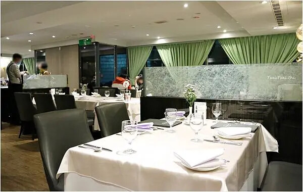 [台北大安]雅室牛排 仁愛圓環店|招牌海陸：蒸烤加拿大活龍蝦