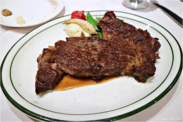 [台北大安]雅室牛排 仁愛圓環店|招牌海陸：蒸烤加拿大活龍蝦