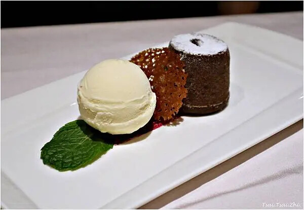 [台北大安]雅室牛排 仁愛圓環店|招牌海陸：蒸烤加拿大活龍蝦