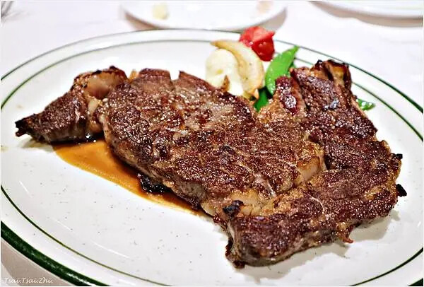 [台北大安]雅室牛排 仁愛圓環店|招牌海陸：蒸烤加拿大活龍蝦