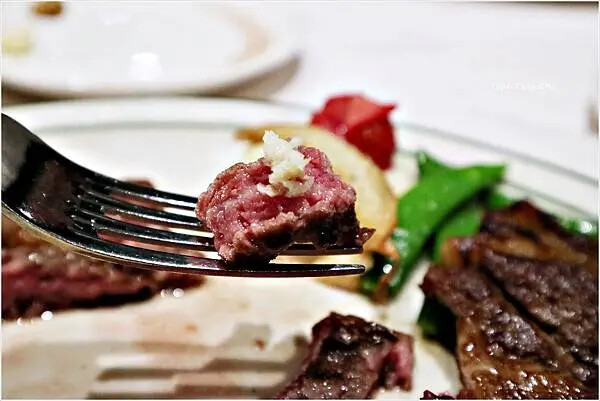 [台北大安]雅室牛排 仁愛圓環店|招牌海陸：蒸烤加拿大活龍蝦