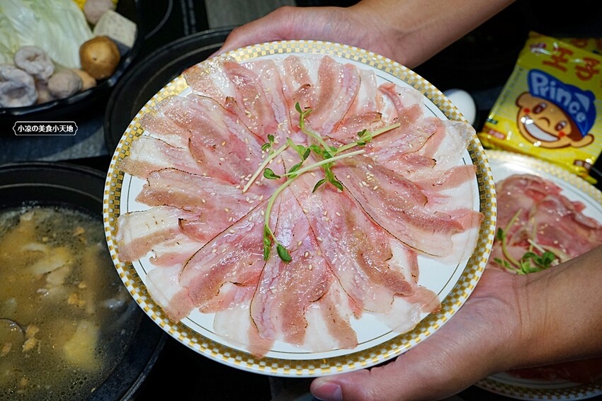 營業到凌晨兩點的平價小火鍋！無收服務費，火焰燒酒雞、蝦超吸睛，最低198元自助吧20種以上食材通通無限吃！