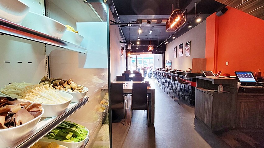 營業到凌晨兩點的平價小火鍋！無收服務費，火焰燒酒雞、蝦超吸睛，最低198元自助吧20種以上食材通通無限吃！