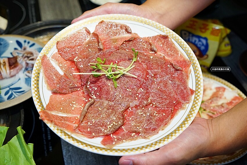 營業到凌晨兩點的平價小火鍋！無收服務費，火焰燒酒雞、蝦超吸睛，最低198元自助吧20種以上食材通通無限吃！