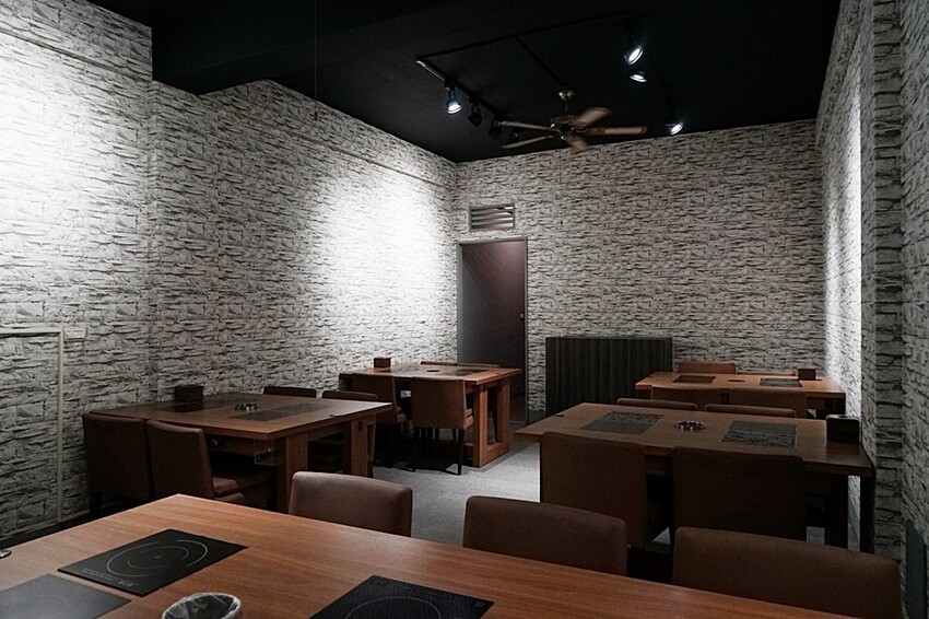 營業到凌晨兩點的平價小火鍋！無收服務費，火焰燒酒雞、蝦超吸睛，最低198元自助吧20種以上食材通通無限吃！