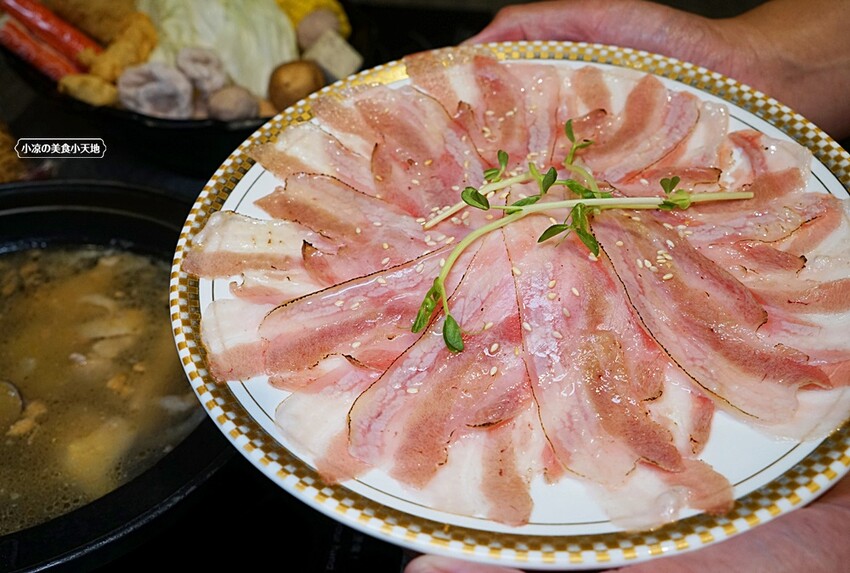 營業到凌晨兩點的平價小火鍋！無收服務費，火焰燒酒雞、蝦超吸睛，最低198元自助吧20種以上食材通通無限吃！