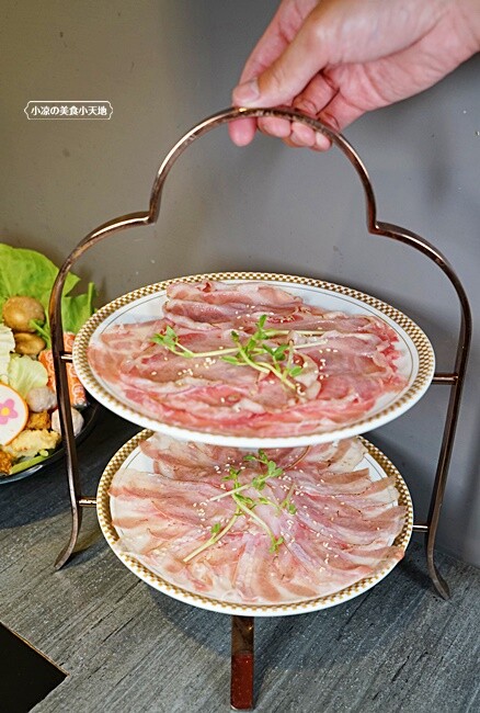 營業到凌晨兩點的平價小火鍋！無收服務費，火焰燒酒雞、蝦超吸睛，最低198元自助吧20種以上食材通通無限吃！