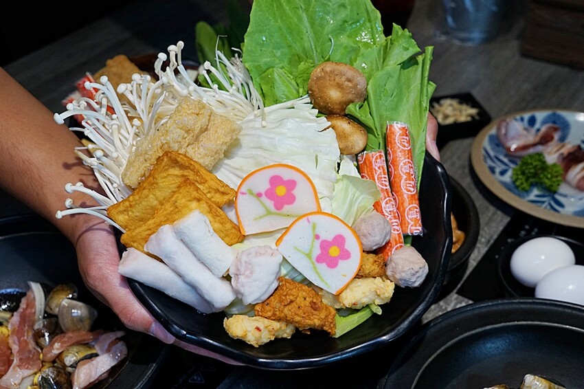 營業到凌晨兩點的平價小火鍋！無收服務費，火焰燒酒雞、蝦超吸睛，最低198元自助吧20種以上食材通通無限吃！