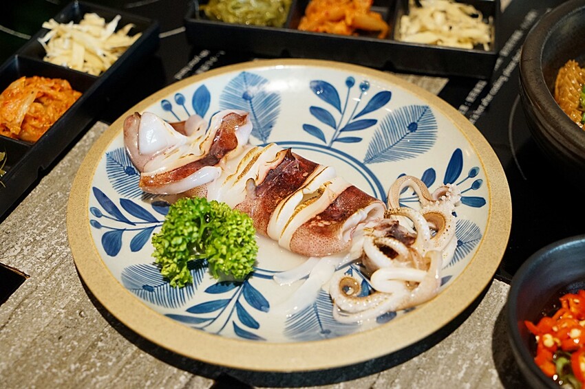 營業到凌晨兩點的平價小火鍋！無收服務費，火焰燒酒雞、蝦超吸睛，最低198元自助吧20種以上食材通通無限吃！