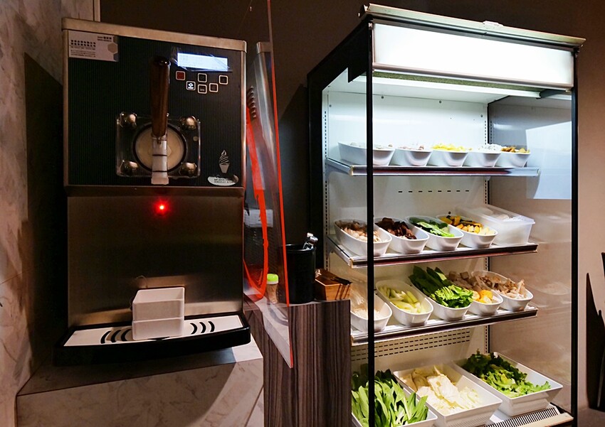 營業到凌晨兩點的平價小火鍋！無收服務費，火焰燒酒雞、蝦超吸睛，最低198元自助吧20種以上食材通通無限吃！