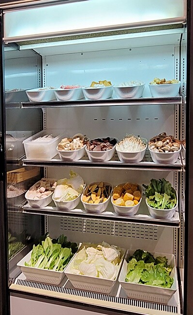 營業到凌晨兩點的平價小火鍋！無收服務費，火焰燒酒雞、蝦超吸睛，最低198元自助吧20種以上食材通通無限吃！