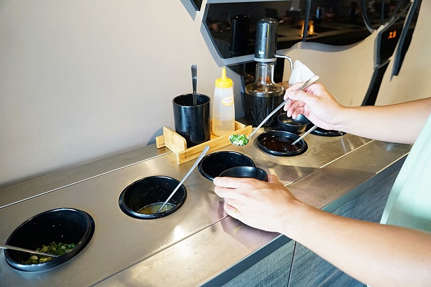 營業到凌晨兩點的平價小火鍋！無收服務費，火焰燒酒雞、蝦超吸睛，最低198元自助吧20種以上食材通通無限吃！