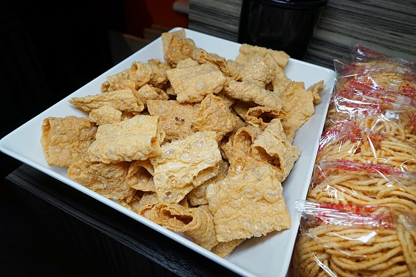 營業到凌晨兩點的平價小火鍋！無收服務費，火焰燒酒雞、蝦超吸睛，最低198元自助吧20種以上食材通通無限吃！