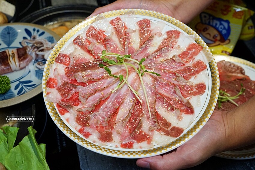 營業到凌晨兩點的平價小火鍋！無收服務費，火焰燒酒雞、蝦超吸睛，最低198元自助吧20種以上食材通通無限吃！