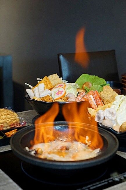 營業到凌晨兩點的平價小火鍋！無收服務費，火焰燒酒雞、蝦超吸睛，最低198元自助吧20種以上食材通通無限吃！