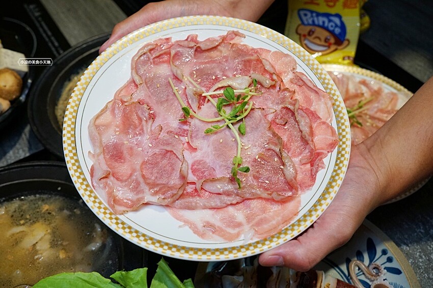 營業到凌晨兩點的平價小火鍋！無收服務費，火焰燒酒雞、蝦超吸睛，最低198元自助吧20種以上食材通通無限吃！