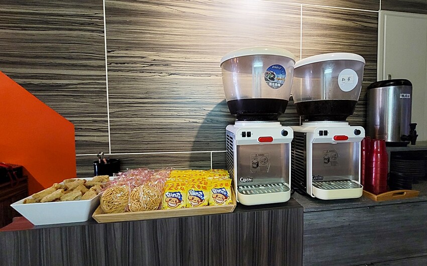 營業到凌晨兩點的平價小火鍋！無收服務費，火焰燒酒雞、蝦超吸睛，最低198元自助吧20種以上食材通通無限吃！