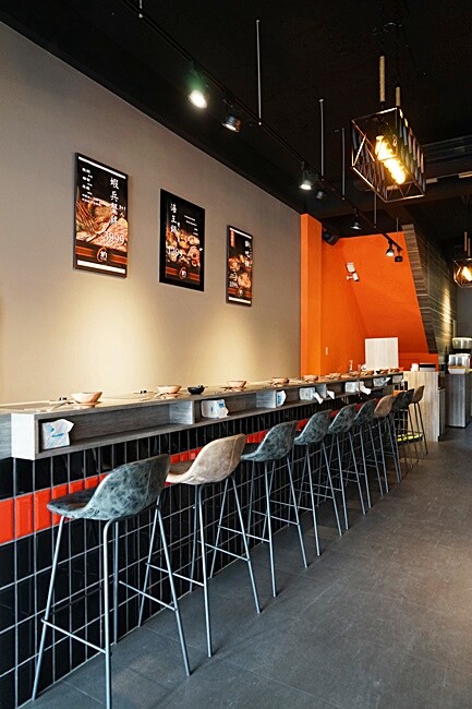 營業到凌晨兩點的平價小火鍋！無收服務費，火焰燒酒雞、蝦超吸睛，最低198元自助吧20種以上食材通通無限吃！