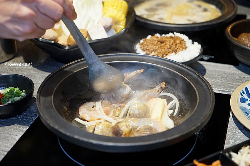 營業到凌晨兩點的平價小火鍋！無收服務費，火焰燒酒雞、蝦超吸睛，最低198元自助吧20種以上食材通通無限吃！