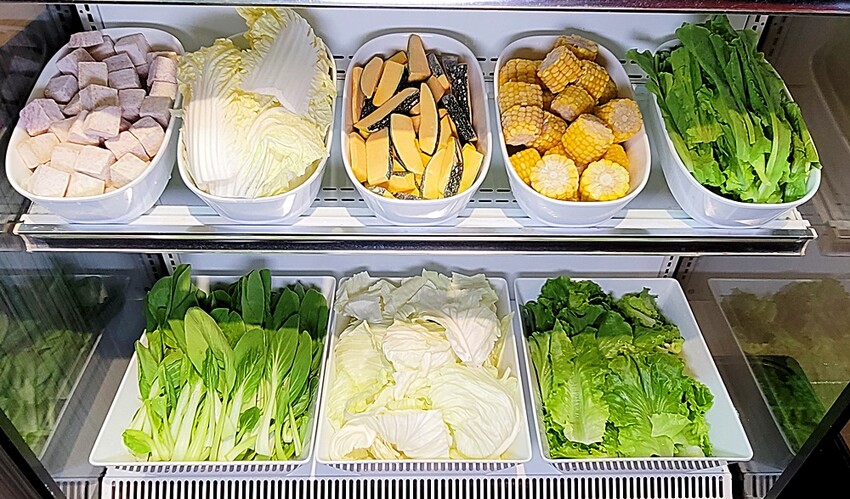 營業到凌晨兩點的平價小火鍋！無收服務費，火焰燒酒雞、蝦超吸睛，最低198元自助吧20種以上食材通通無限吃！