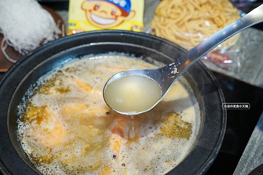 營業到凌晨兩點的平價小火鍋！無收服務費，火焰燒酒雞、蝦超吸睛，最低198元自助吧20種以上食材通通無限吃！